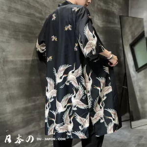 Kimono élégant noir avec grues et fleurs, parfait pour toutes les occasions.